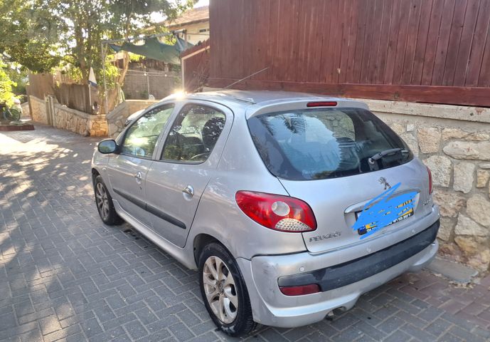 פיג'ו 206