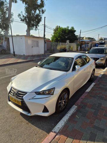 לקסוס IS