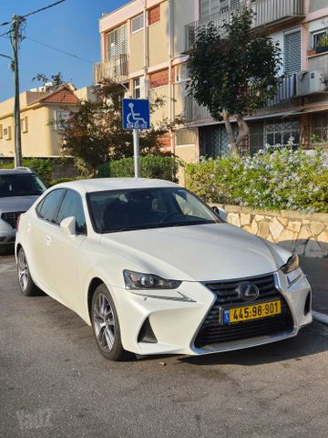 לקסוס IS