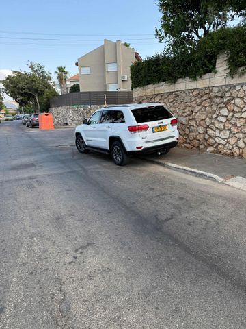 מודעת רכב ג'יפ גרנד צ'ירוקי