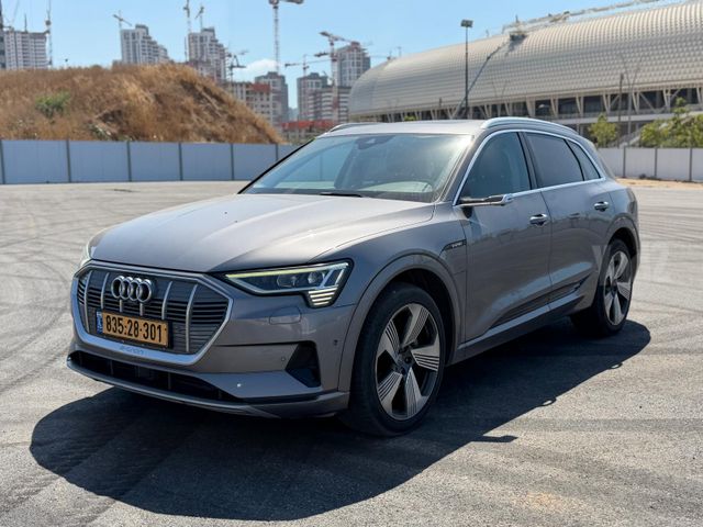 מודעת רכב אאודי E-tron