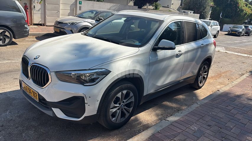 ב מ וו X1
