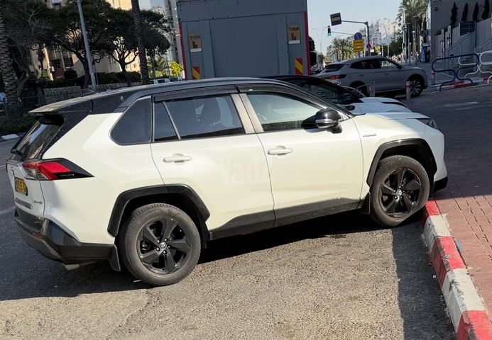 מודעת רכב טויוטה RAV4