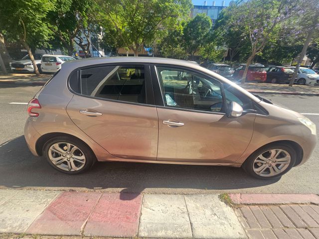 פיג'ו 208