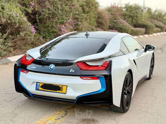 ב מ וו i8