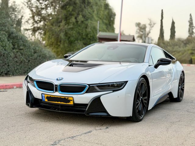 ב מ וו i8