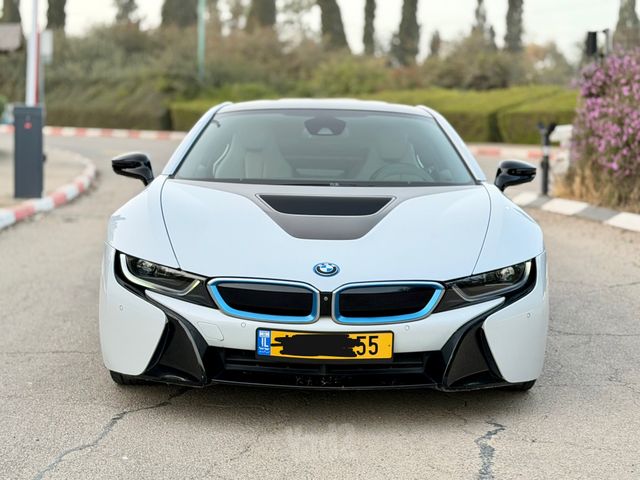 ב מ וו i8