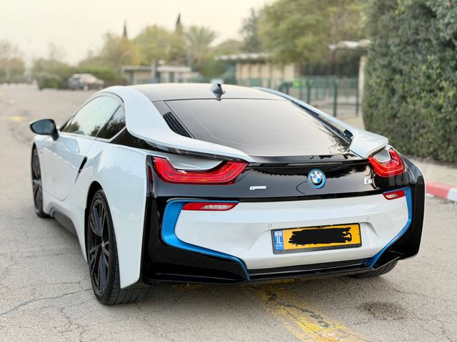 ב מ וו i8