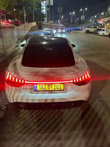 מודעת רכב אאודי E-tron GT