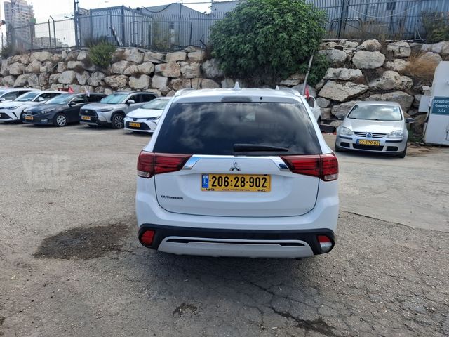 מיצובישי אאוטלנדר