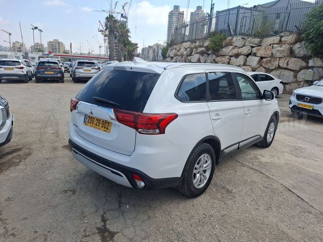 מיצובישי אאוטלנדר