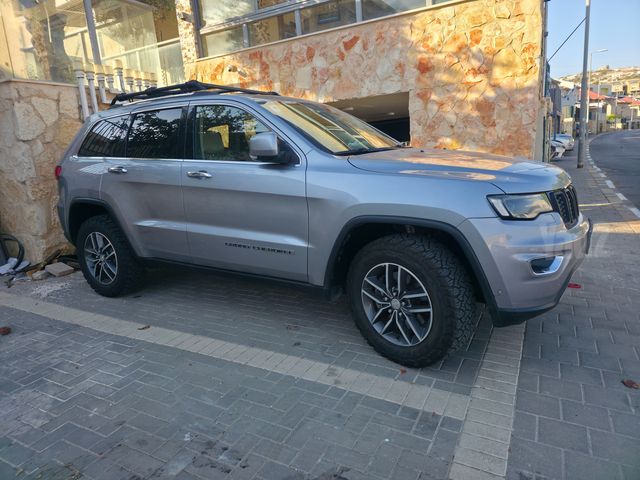 מודעת רכב ג'יפ גרנד צ'ירוקי