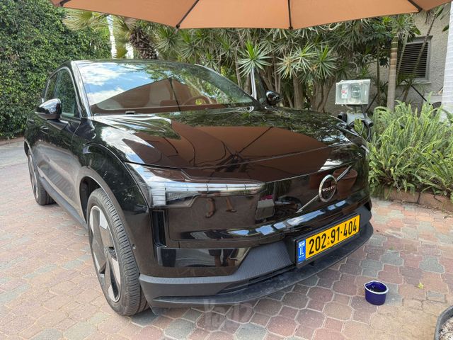 וולוו EX30