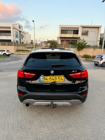 ב מ וו X1