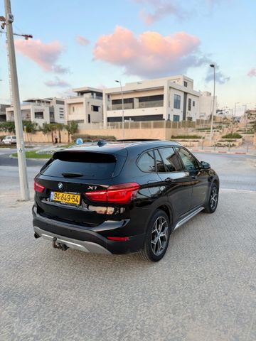 ב מ וו X1