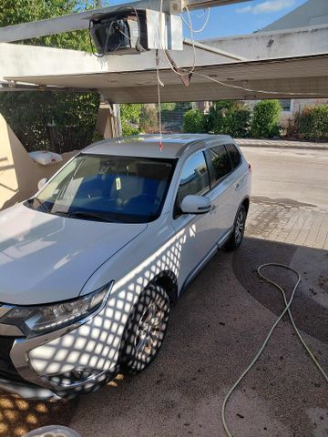 מיצובישי אאוטלנדר