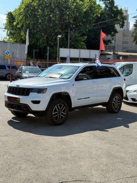 מודעת רכב ג'יפ גרנד צ'ירוקי