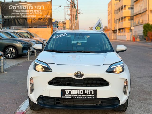 טויוטה יאריס קרוס