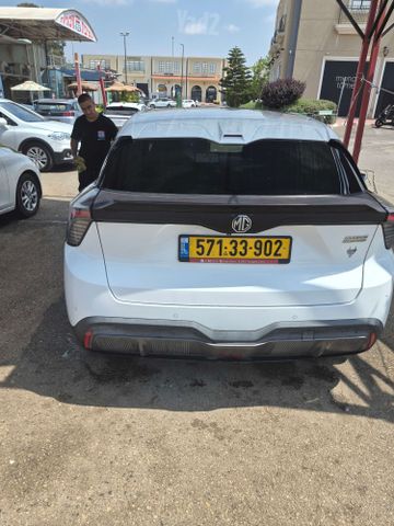 אם ג'י MG4
