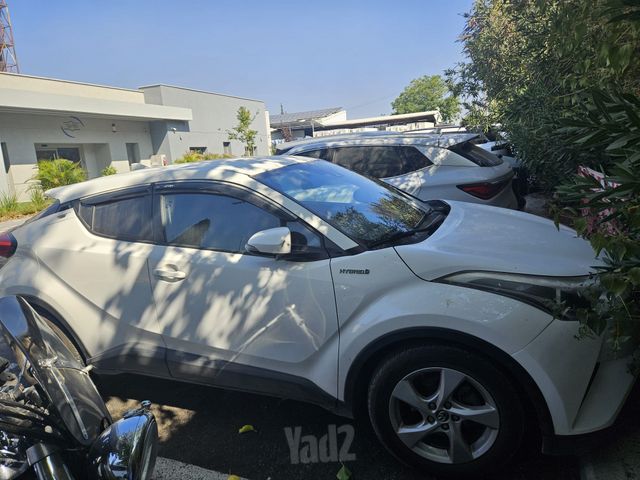 מודעת רכב טויוטה C-HR