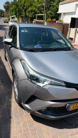 מודעת רכב טויוטה C-HR