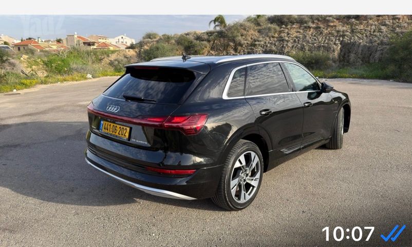 מודעת רכב אאודי E-tron