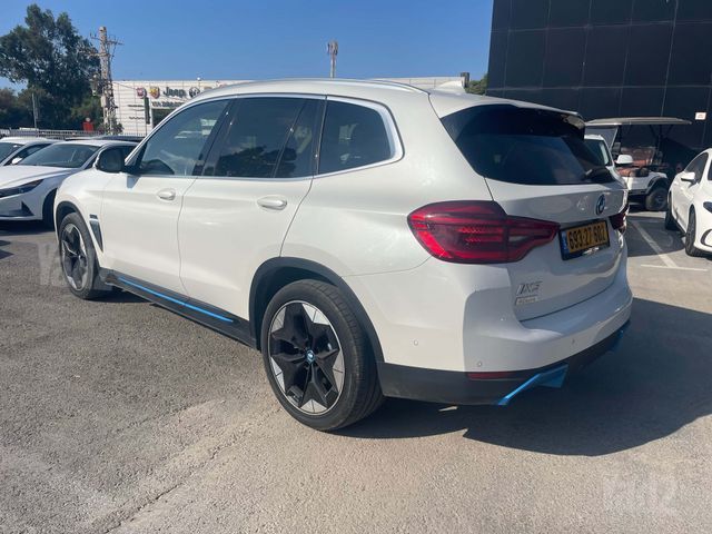 ב מ וו iX3