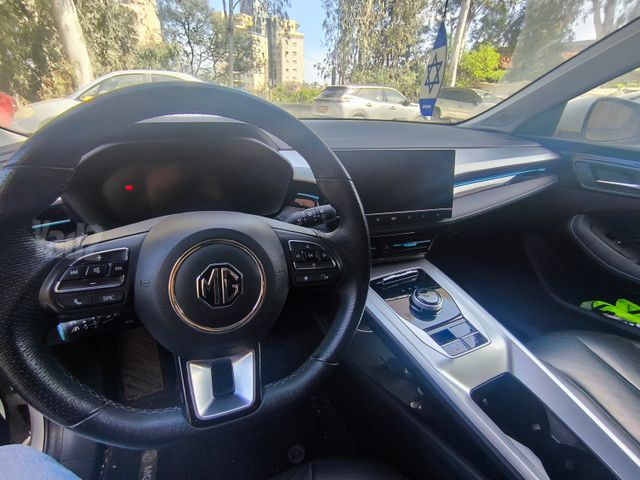 אם ג'י MG5