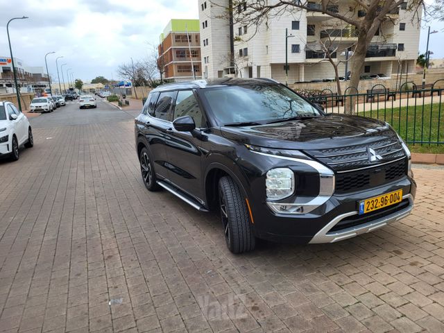 אאוטלנדר 4X2 Luxury Plus אוט׳ 2.5 (181 כ״ס)