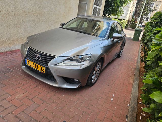 לקסוס IS
