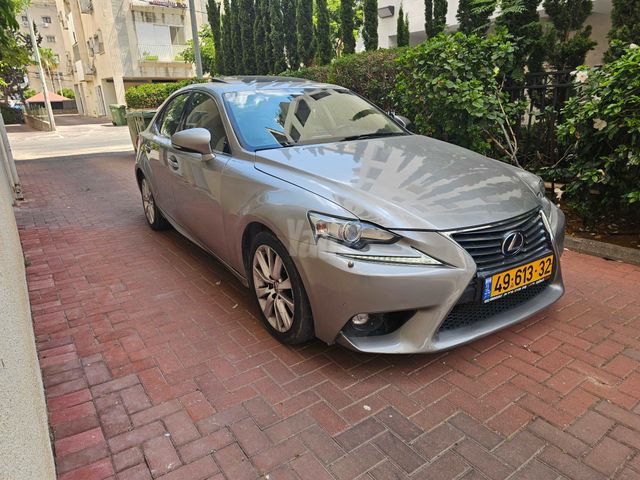 לקסוס IS