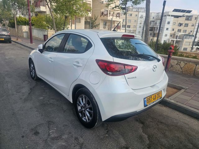 מודעת רכב מאזדה 2