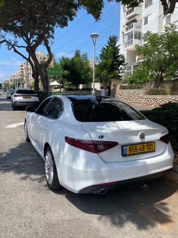 אלפא רומיאו ג'וליה