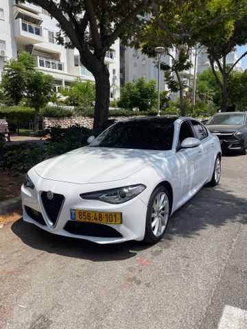 אלפא רומיאו ג'וליה