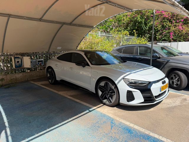 מודעת רכב אאודי E-tron GT