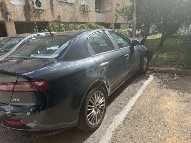 מודעת רכב אלפא רומיאו 159