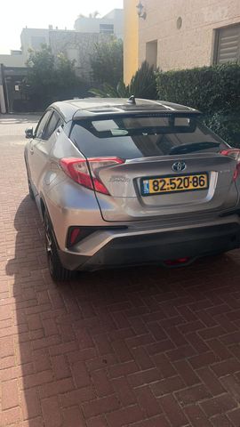 מודעת רכב טויוטה C-HR