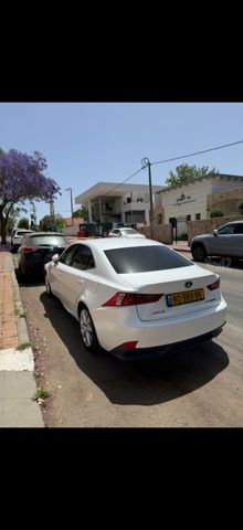 לקסוס IS