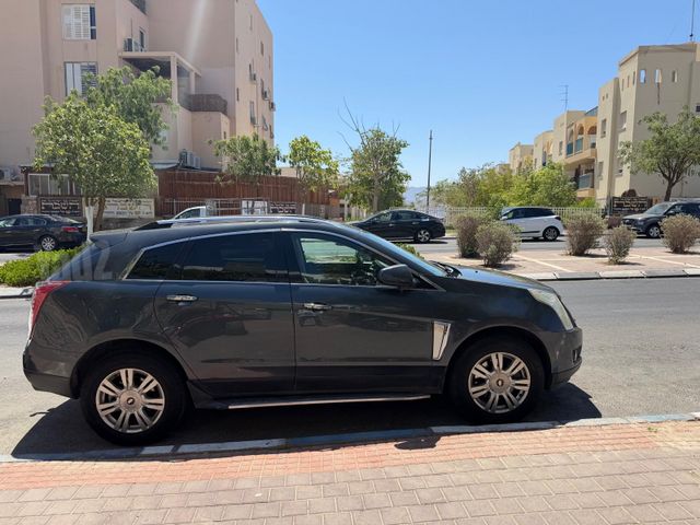 מודעת רכב קאדילק SRX