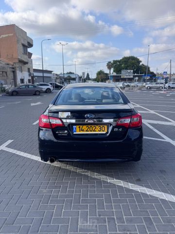 סובארו B4/לגאסי