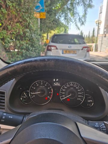 סובארו B4/לגאסי