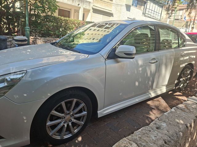 סובארו B4/לגאסי