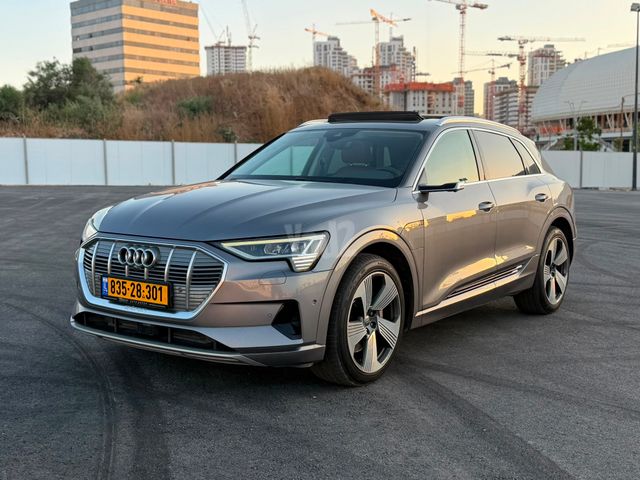 מודעת רכב אאודי E-tron