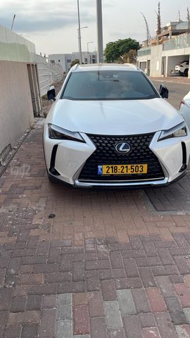 מודעת רכב לקסוס UX