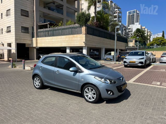 מודעת רכב מאזדה 2