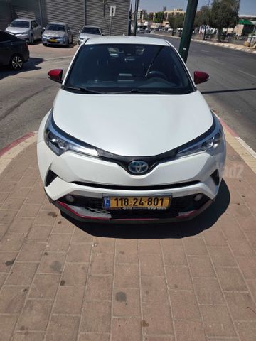 מודעת רכב טויוטה C-HR