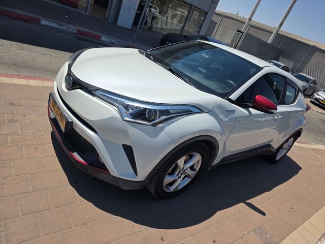 מודעת רכב טויוטה C-HR