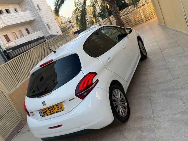 פיג'ו 208