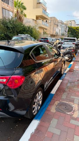 מודעת רכב אלפא רומיאו ג'ולייטה