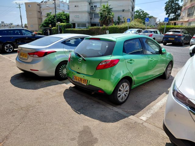 מודעת רכב מאזדה 2